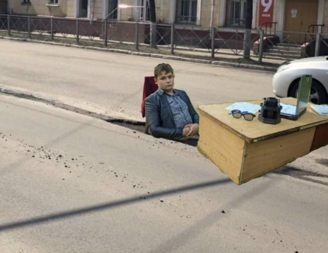 Знаменитый стул в яме поразил мэра Брянска Макарова