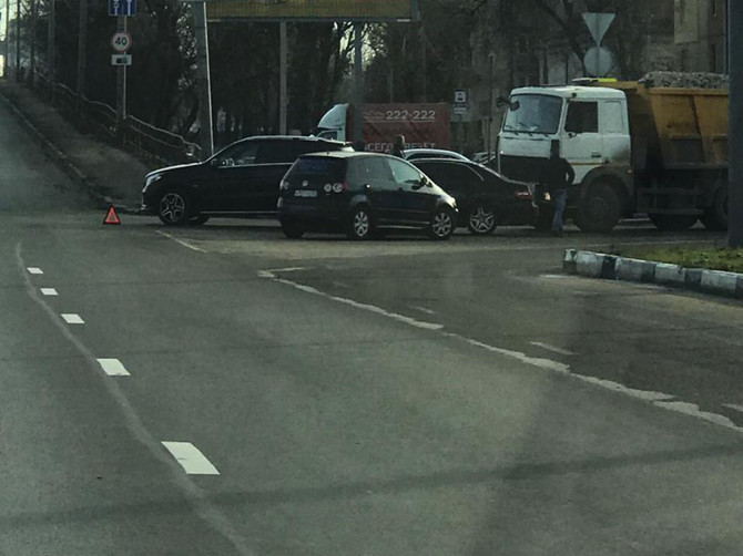 В Брянске на проспекте Московском легковушки попали в ДТП