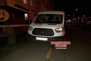 В Брянске автобус из Москвы полностью занял тротуар