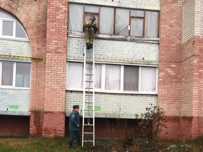 В Брянске загорелась квартира в многоэтажке