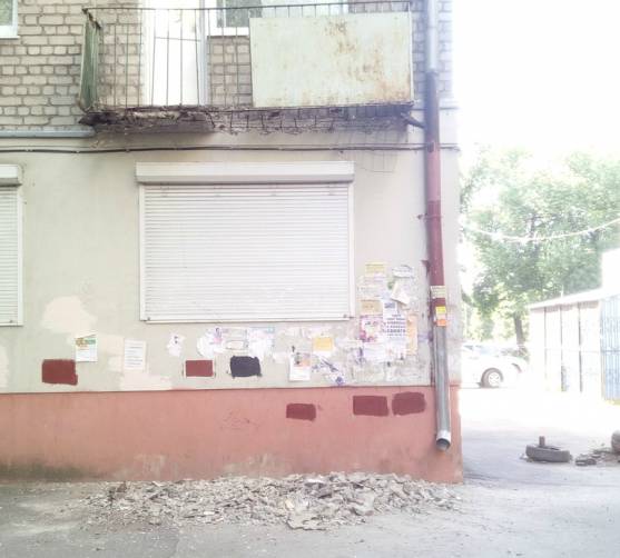 В Брянске на улице Шолохова обломки балкона упали на тротуар