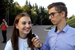 В Брянске тик-токер атаковал прохожих вопросами из школы