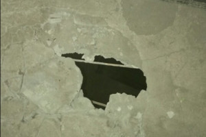 В Брянске в многоквартином доме на головы людей обваливается потолок