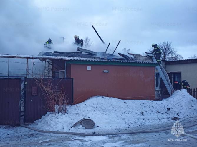 В Брянске на улице Плеханова сгорел жилой дом