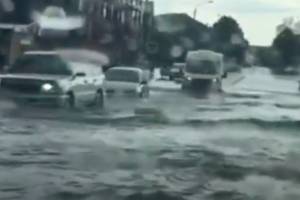 В Клинцах сильный дождь затопил центральные улицы города