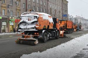 На дороги Брянска высыпали 700 кубометров песко-соляной смеси
