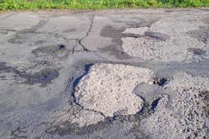В Навлинском районе потребовали ремонта убитой дороги к парку Паустовского в Ревнах