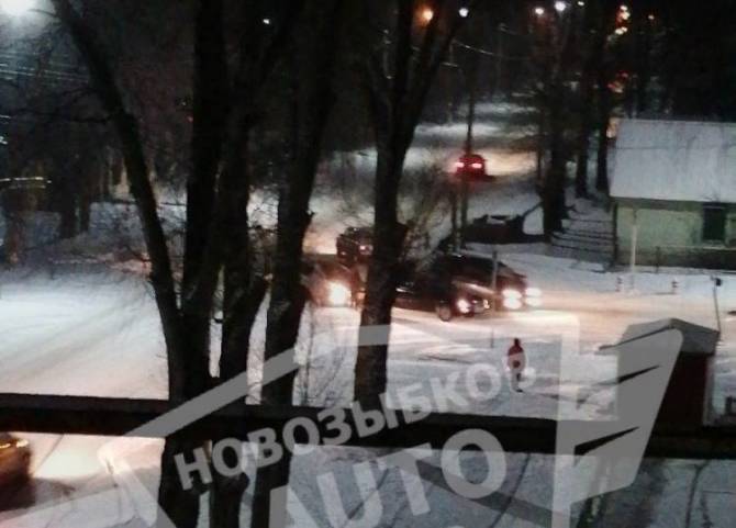 В Новозыбкове на скользкой дороге столкнулись две легковушки