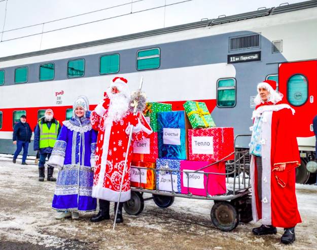 В Брянске на железнодорожном вокзале заметили Дед Мороза со Снегурочкой