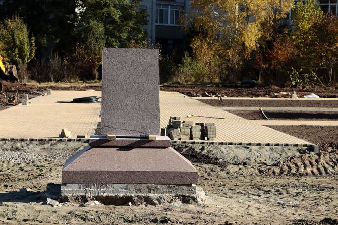 В брянском сквере Рекункова установили постамент для памятника прокурору
