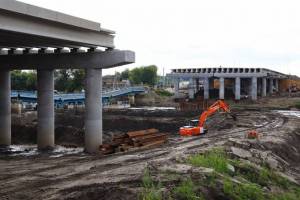 В Брянске под новым мостом на Набережной оборудуют съезды для дачников