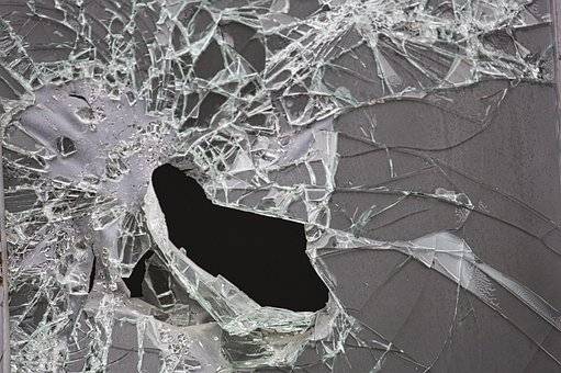 В Новозыбкове вандалы выбили окна кафе «Встреча»