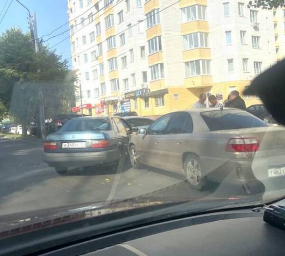 В Брянске на улице Красноармейской столкнулись две легковушки