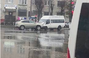 В Брянске у Бежицкого рынка маршрутка столкнулась с легковушкой