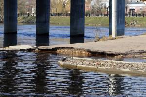 В Брянске подрядчик за свой счёт отремонтирует разрушенный паводком тротуар у Славянского моста