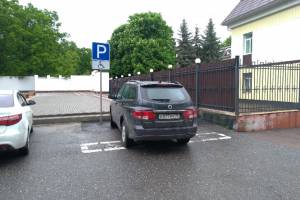 Возле Бежицкого суда автохам припарковался на месте для инвалидов