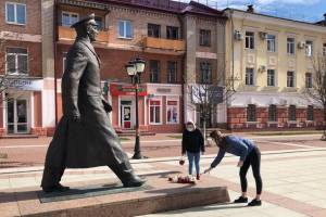 В Брянске волонтеры возложили цветы к памятнику Гагарину