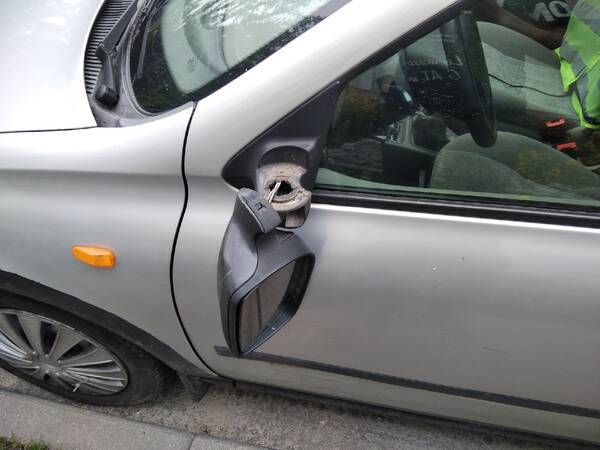 В Новозыбкове ночью хулиганы сломали зеркало у авто