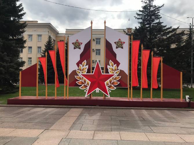 В Брянске на площади Ленина установили инсталляции к Дню Победы