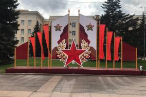 В Брянске на площади Ленина установили инсталляции к Дню Победы