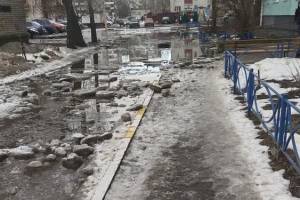 В Московском микрорайоне Брянска утонула дорога к многоэтажке