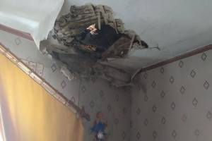 В Унече во время ремонта крыши строители проломили потолок в квартире