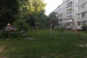 Жители Брянска пожаловались на убитую детскую площадку на улице Транспортной