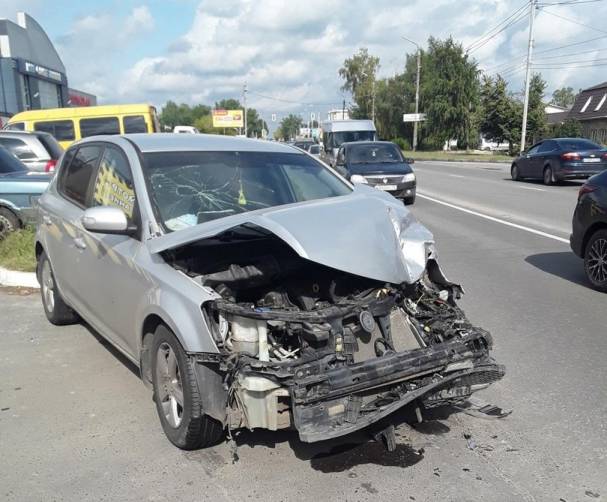 В Брянске на Литейной водитель «УАЗ» врезался в иномарку и покалечил женщину