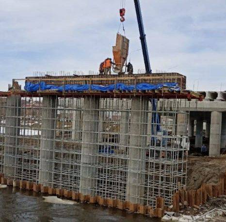 В Брянске на Славянском мосту приступили к бетонированию ригеля на опоре №7