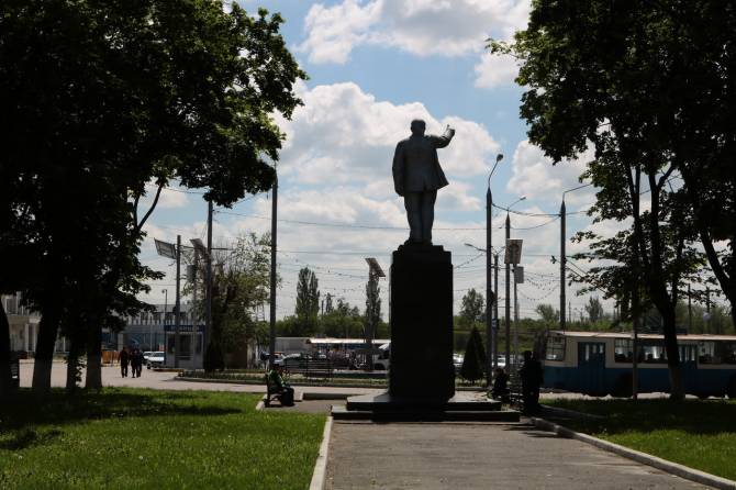 В Брянске возле вокзала отремонтируют памятник Ленину