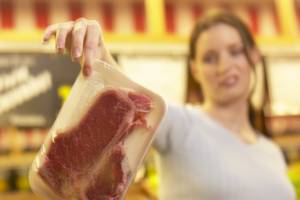 В брянских магазинах нашли просроченное мясо