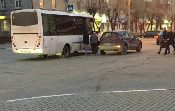 В Брянске возле ТРЦ «БУМ Сити» столкнулись автобус и легковушка