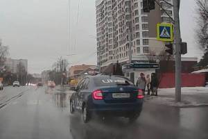 В Брянске на Кургане Бессмертия сняли на видео таксиста-лихача