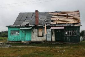 В Жуковском районе ураганный ветер сорвал крышу дома