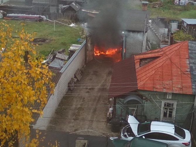 В Бежицком районе Брянска загорелся гараж