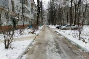 В Брянске коммунальщикам выписали 70 предостережений за снег и наледь во дворах