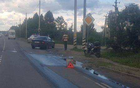 В брянском посёлке Большое Полпино байкер разбил голову об Audi