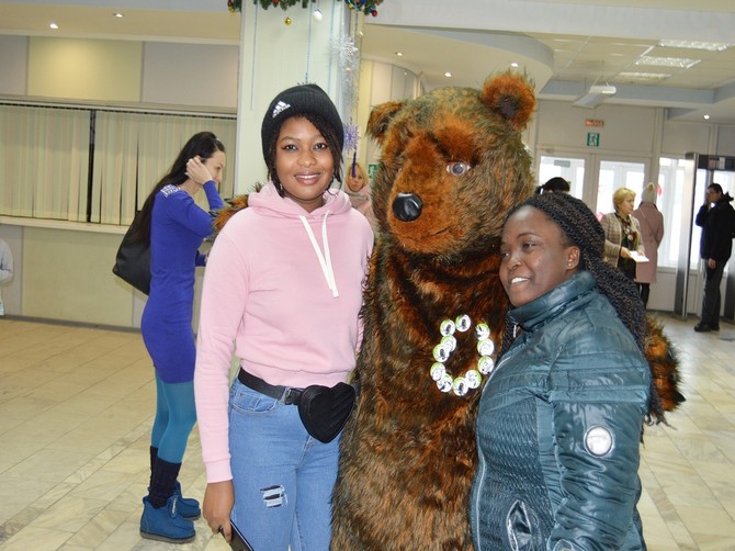 В Брянске познакомили с медведями студентов из Африки
