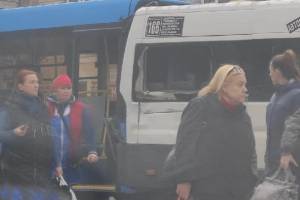 В Брянске у школы №1 синий автобус протаранил маршрутку №166
