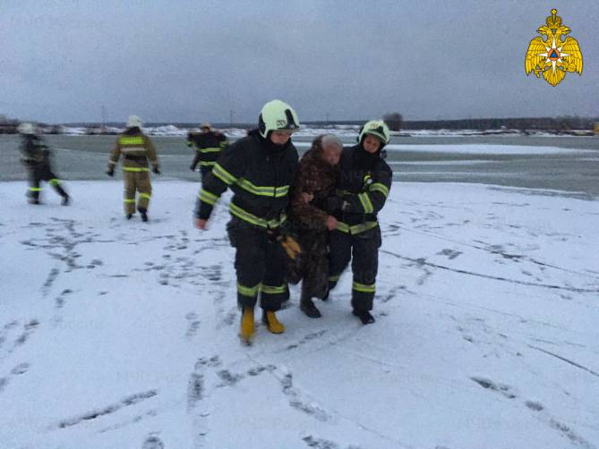В Брянске на Орлике спасли провалившегося под лед рыбака