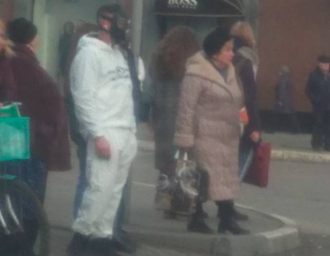 Напуганный коронавирусом парень ходит по Брянску в противогазе  