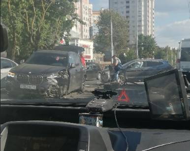 В Брянске на улице Дуки случилась серьезная авария