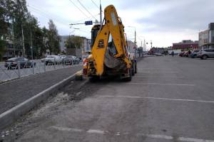 В Брянске начали восстанавливать разрушенный тротуар возле ТЦ «Куб»