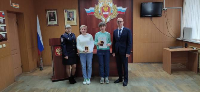 В Брянске пятерым жителям ДНР и ЛНР вручили российские паспорта