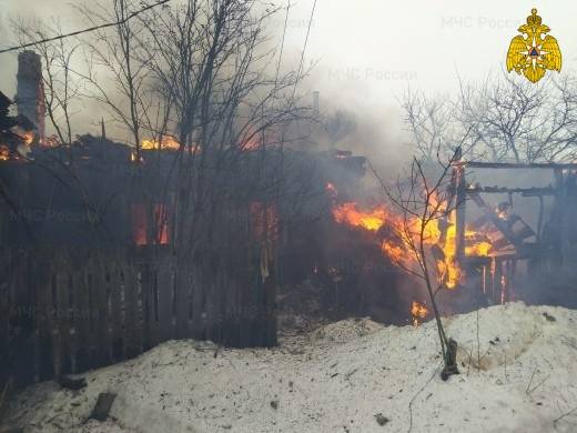 В брянском поселке Большое Полпино сгорел двухэтажный частный дом