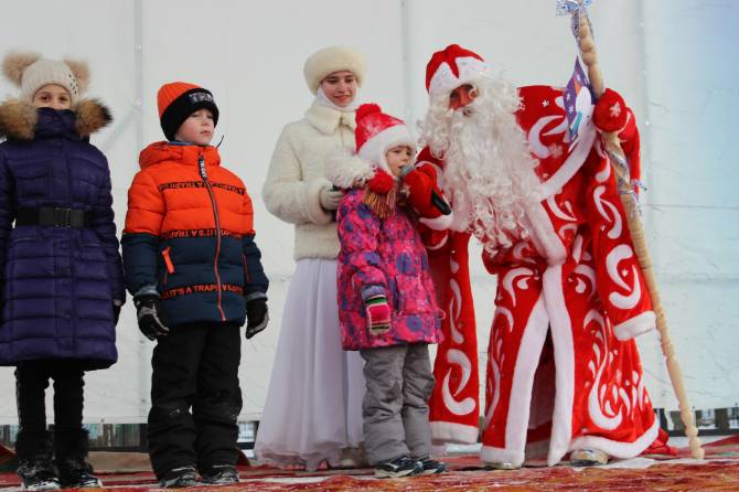 В посёлке Белые Берега открыли главную новогоднюю ёлку