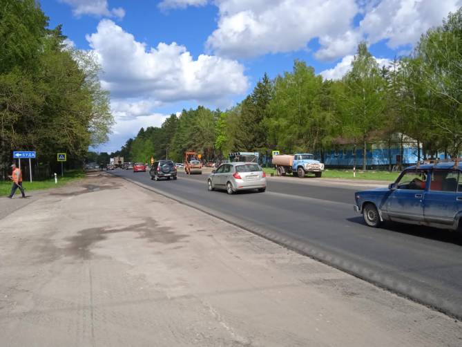 В Брянской области продолжается ремонт трассы на границе с Калугой