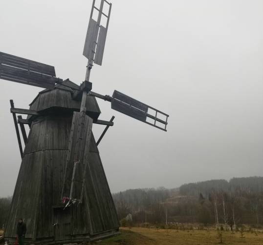 В Овстуге торжественно открыли отремонтированную ветряную мельницу 
