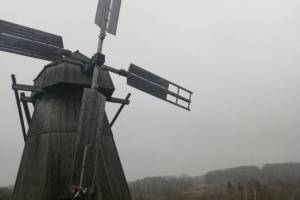 В Овстуге торжественно открыли отремонтированную ветряную мельницу 