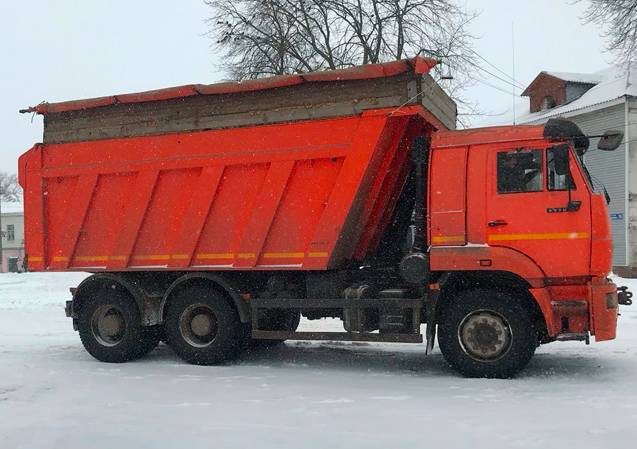 В Брянской области на уборку снега вышла техника сельхозпредприятий
